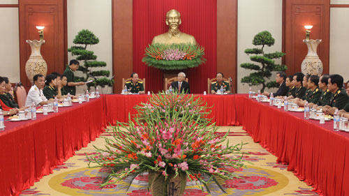 ທ່ານເລຂາທິການໃຫຍ່ ຫງວຽນຟຸ໋ຈ້ອງ ພົບປະກັບຜູ້ແທນທີ່ເຂົ້າຮ່ວມກອງປະຊຸມໃຫຍ່ກຳມະບານກອງທັບ